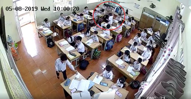 Phụ huynh giận sôi máu trước clip cô giáo tát tới tấp, dùng thước đánh nhiều học sinh lớp 2 trong phòng thi-4
