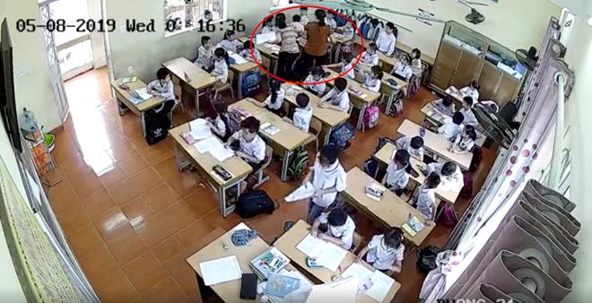 Phụ huynh giận sôi máu trước clip cô giáo tát tới tấp, dùng thước đánh nhiều học sinh lớp 2 trong phòng thi-5