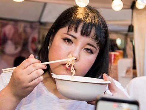 Thích nghi với mùa dịch, một tiệm bánh xèo nghĩ ra cách phục vụ khách có 102-3