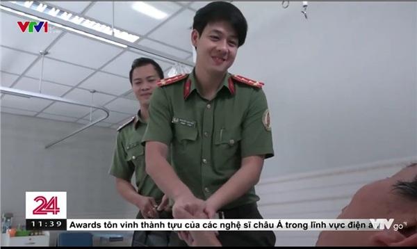 Một giây xuất hiện, trai đẹp trên sóng thời sự khiến bao chị em càn quét tìm info-1