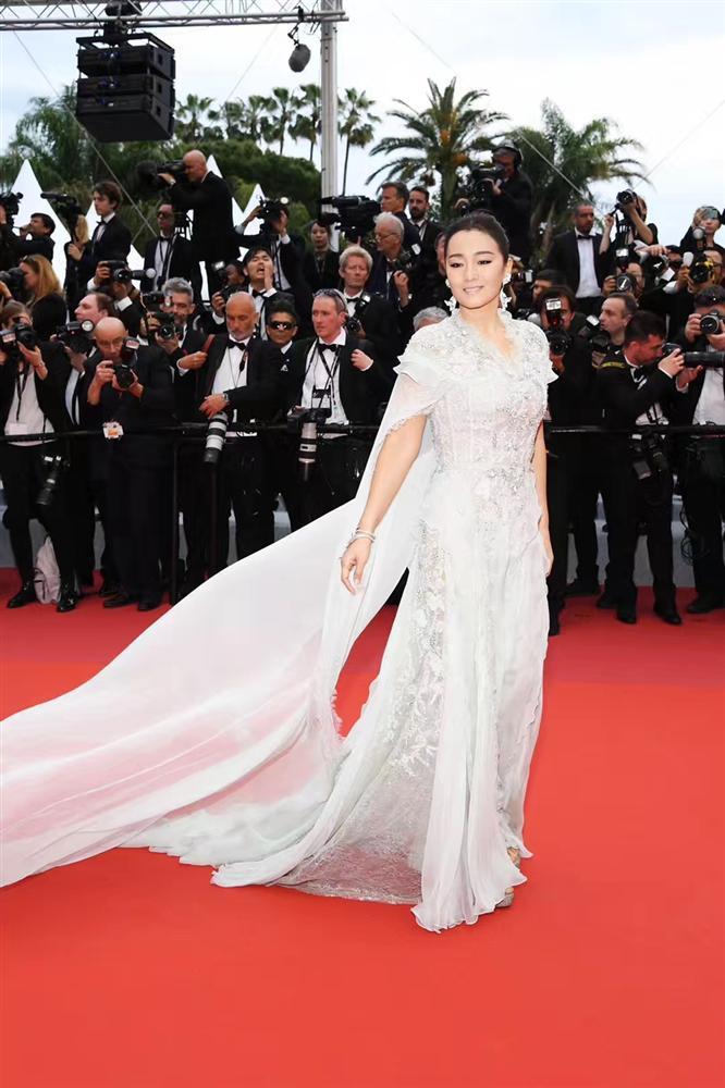 Top 10 bộ cánh đẹp đến ngây người trong hai ngày đầu thảm đỏ Liên hoan phim Cannes 2019-7