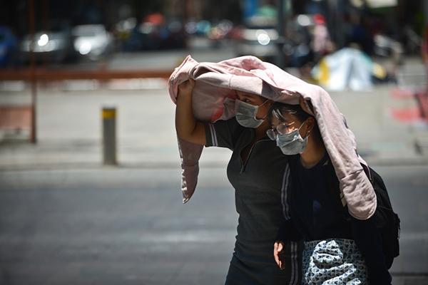 Nắng nóng gay gắt lên tới 40 độ C thiêu đốt miền Bắc đến khi nào?-1