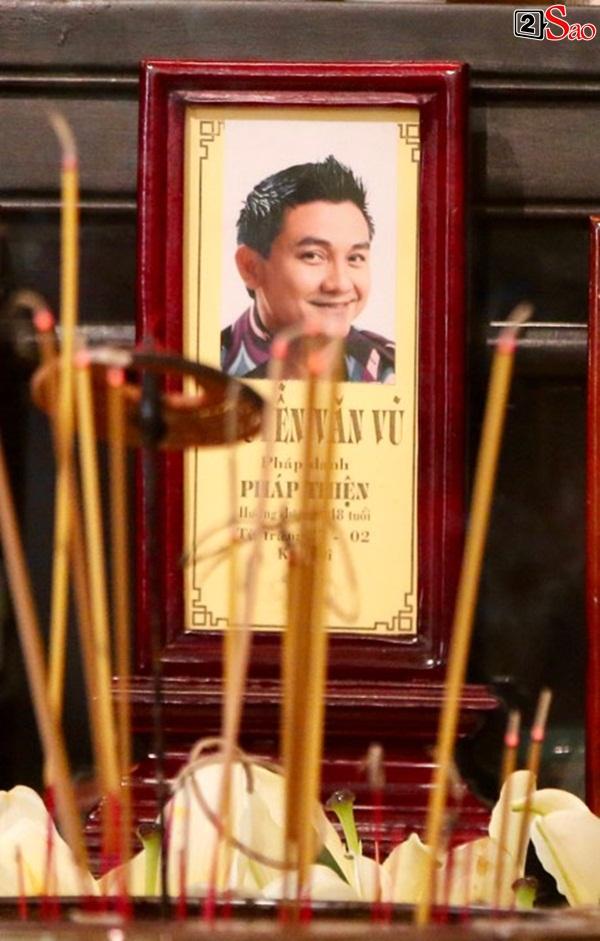 Hồng Vân - Minh Nhí - Quốc Thuận tới lễ cúng 49 ngày mất của cố nghệ sĩ Anh Vũ-1