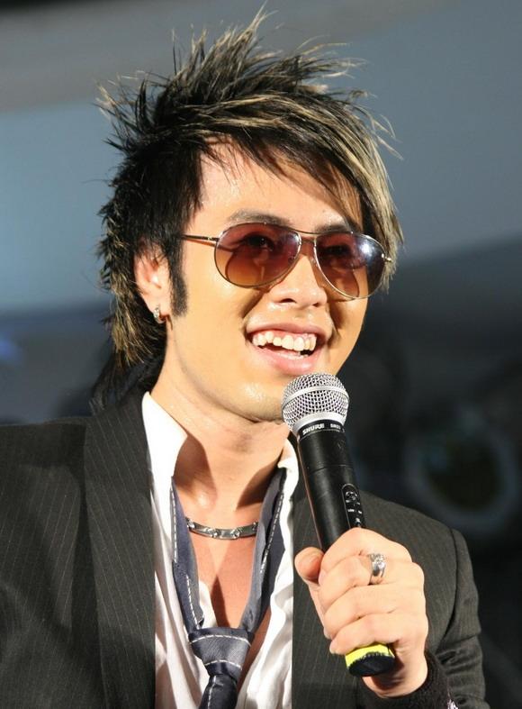 Trước khi húi cua gần như trọc lốc, Akira Phan từng để nhiều kiểu tóc chất như nước cất-4