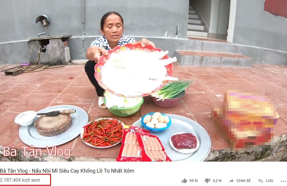 Mạng xã hội sốt xình xịch với nồi mỳ siêu cay khổng lồ của cụ bà nông dân làm Youtube-1