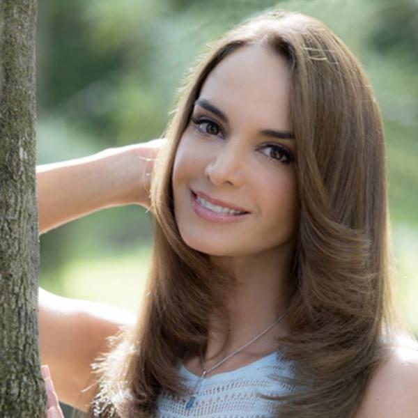 Mẹ là Hoa hậu Hoàn vũ tuyệt sắc nên con trai cũng đẹp tựa nam thần trong tranh-3