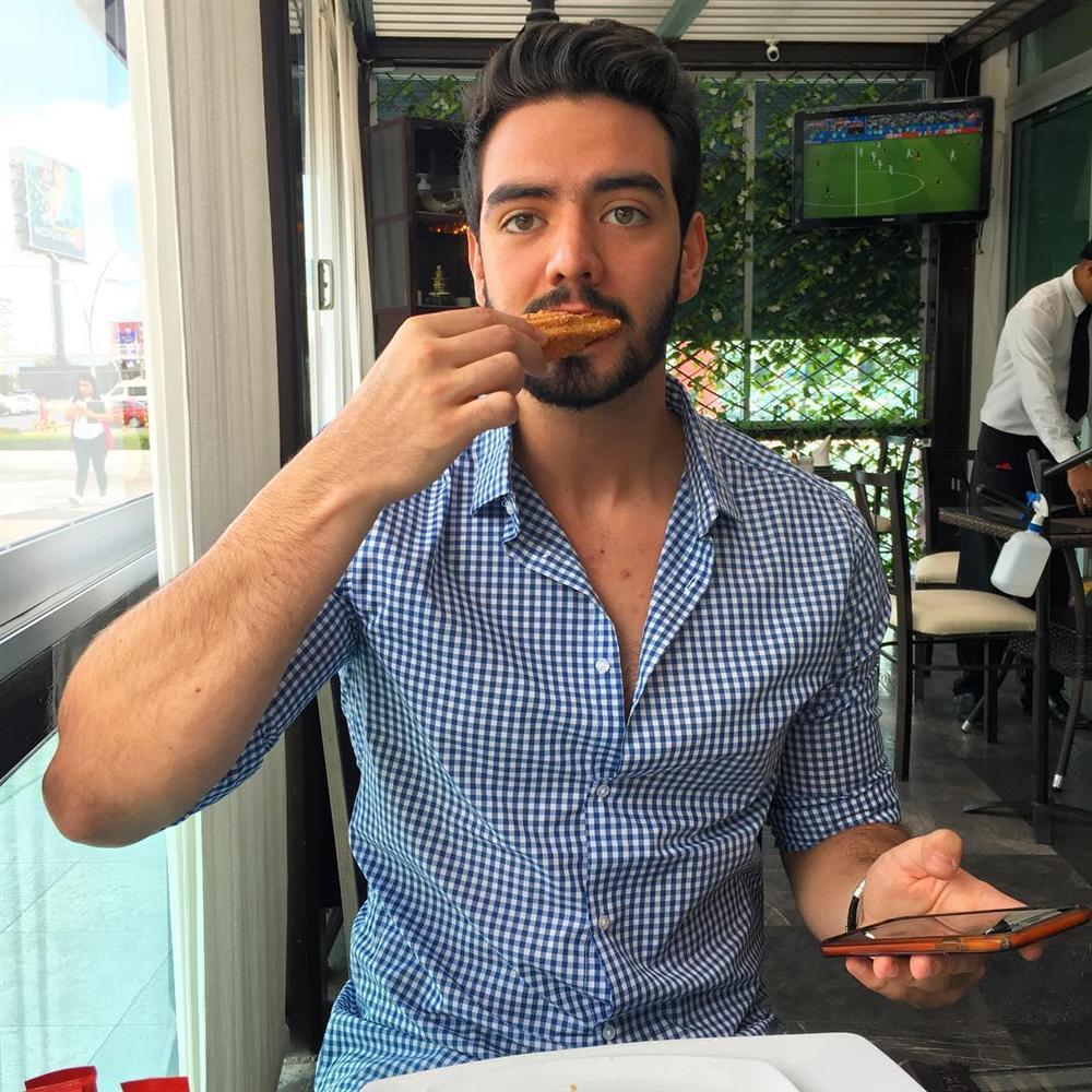 Mẹ là Hoa hậu Hoàn vũ tuyệt sắc nên con trai cũng đẹp tựa nam thần trong tranh-17