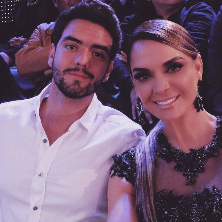 Mẹ là Hoa hậu Hoàn vũ tuyệt sắc nên con trai cũng đẹp tựa nam thần trong tranh-10