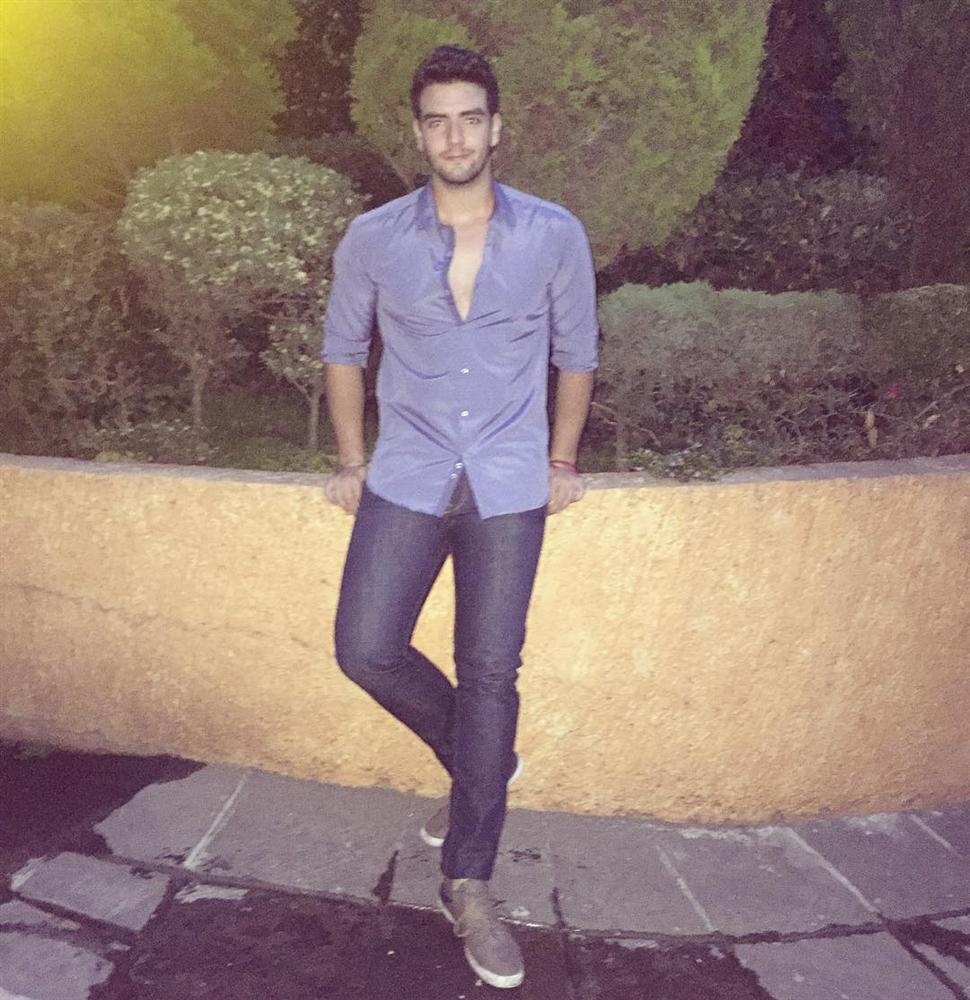 Mẹ là Hoa hậu Hoàn vũ tuyệt sắc nên con trai cũng đẹp tựa nam thần trong tranh-18