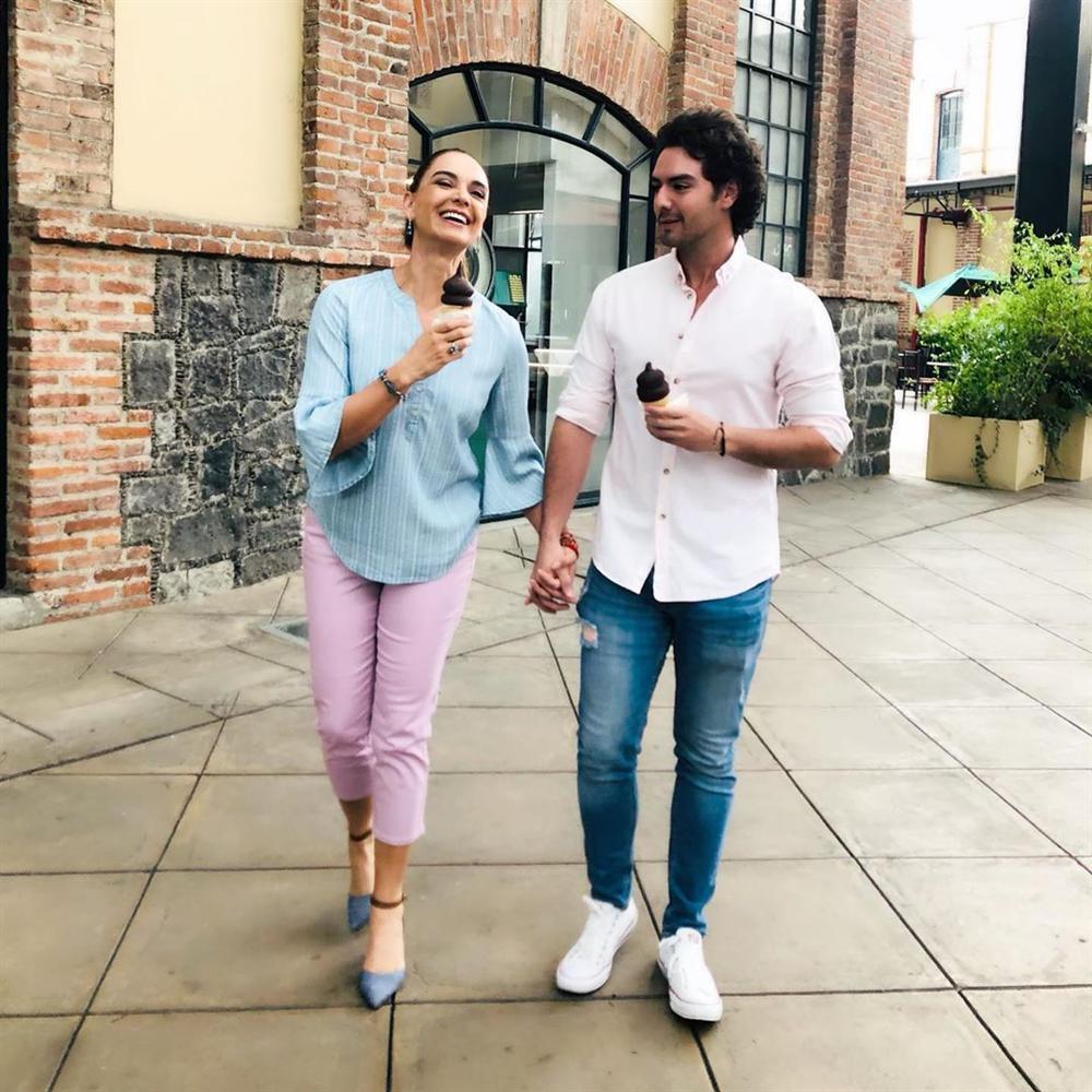 Mẹ là Hoa hậu Hoàn vũ tuyệt sắc nên con trai cũng đẹp tựa nam thần trong tranh-12