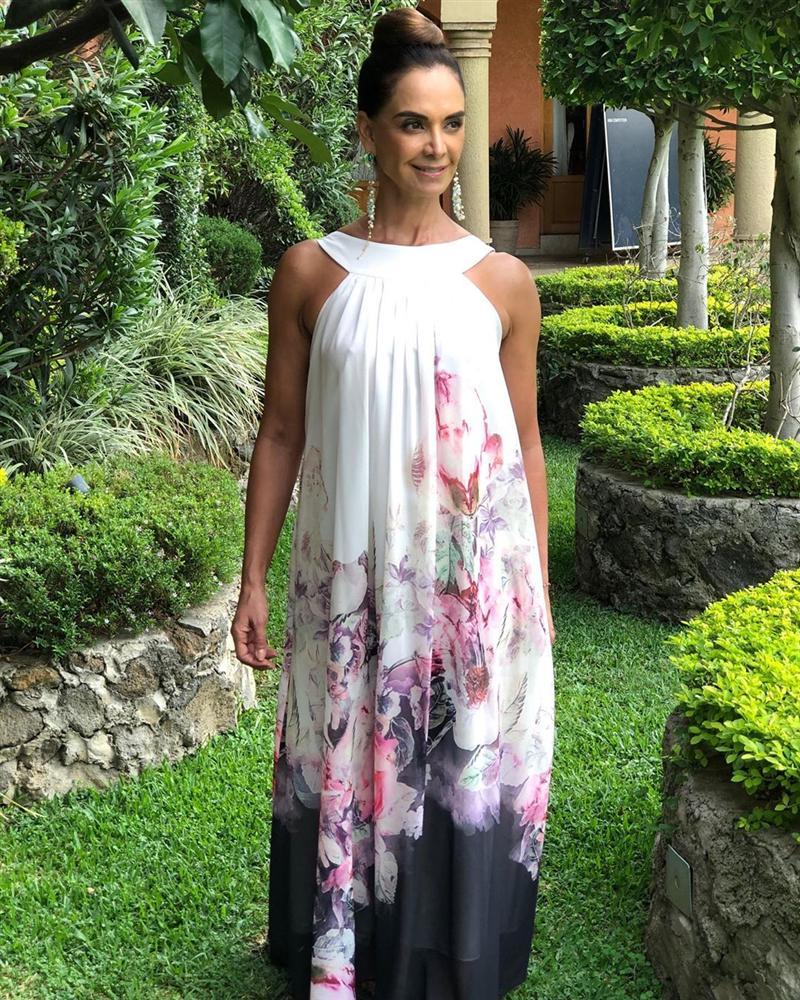 Mẹ là Hoa hậu Hoàn vũ tuyệt sắc nên con trai cũng đẹp tựa nam thần trong tranh-4