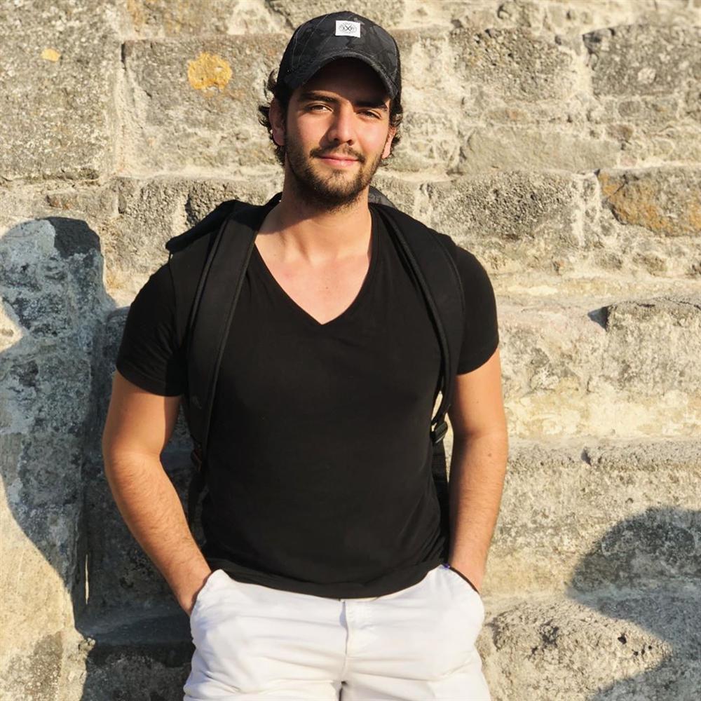 Mẹ là Hoa hậu Hoàn vũ tuyệt sắc nên con trai cũng đẹp tựa nam thần trong tranh-16