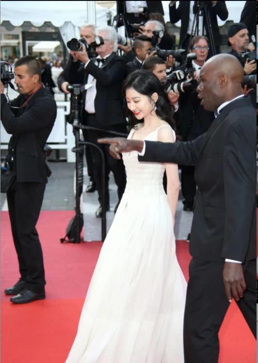 Đệ nhất mỹ nữ Bắc Kinh ngượng chín mặt khi bị đuổi khỏi thảm đỏ LHP Cannes 2019-6