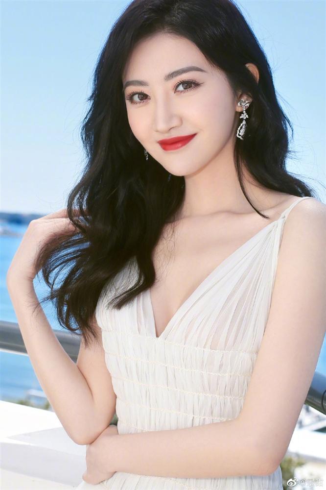 Đệ nhất mỹ nữ Bắc Kinh ngượng chín mặt khi bị đuổi khỏi thảm đỏ LHP Cannes 2019-7