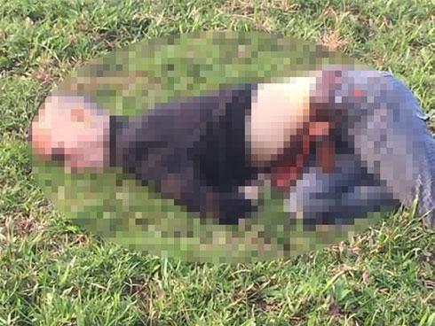 Phát hiện người đàn ông gục chết bên vệ đê lòi cả nội tạng