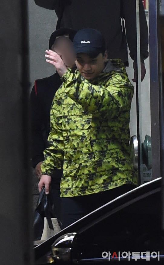 U40 Song Hye Kyo xinh đẹp ngỡ ngàng dù ăn mặc giản dị hết mức-3