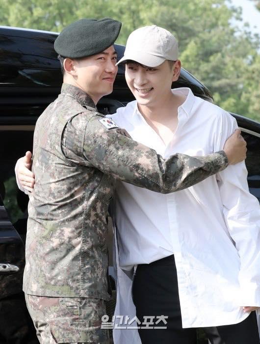 U40 Song Hye Kyo xinh đẹp ngỡ ngàng dù ăn mặc giản dị hết mức-4