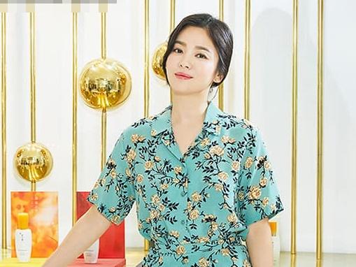 U40 Song Hye Kyo xinh đẹp ngỡ ngàng dù ăn mặc giản dị hết mức