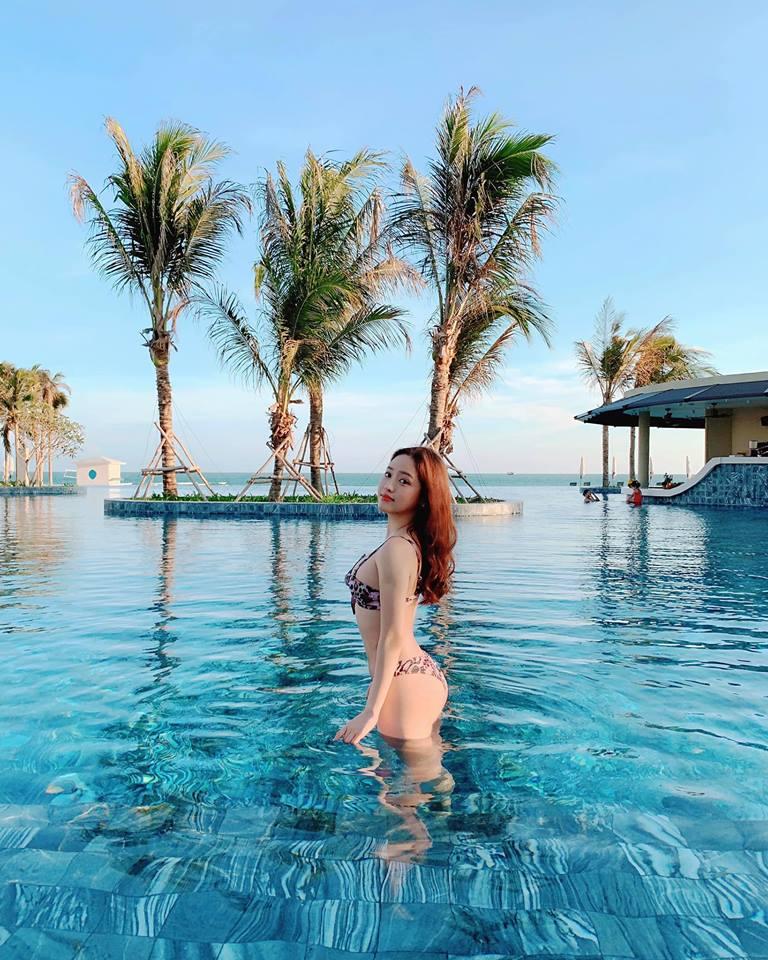 Sau khi bị chê người khúc gỗ, Thúy Vi diện đồ bơi 7 triệu đồng khoe rãnh đùi-4