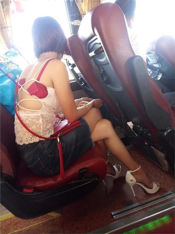 Mặc áo phản cảm còn để tuột hết nội y, cô gái trẻ đi xe khách Hà Nội - Nam Định gây tranh cãi gay gắt khắp MXH-1