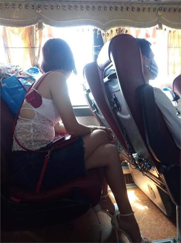 Mặc áo phản cảm còn để tuột hết nội y, cô gái trẻ đi xe khách Hà Nội - Nam Định gây tranh cãi gay gắt khắp MXH-2
