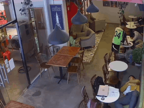 Clip: Chủ shop quần áo lao vào chửi bới, đánh tới tấp nữ lao công giữa đường-3