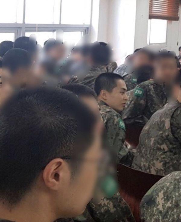 Rò rỉ ảnh Xiumin (EXO) trong quân đội, fan mong anh tự chăm sóc sức khỏe và hoàn thành trách nhiệm-5
