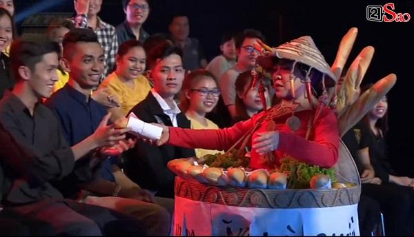 HÚ HỒN: Mặc quốc phục Bánh Mì y chang HHen Niê, Việt Hương cứ như đang thi Hoa hậu Hoàn vũ Thế giới-7