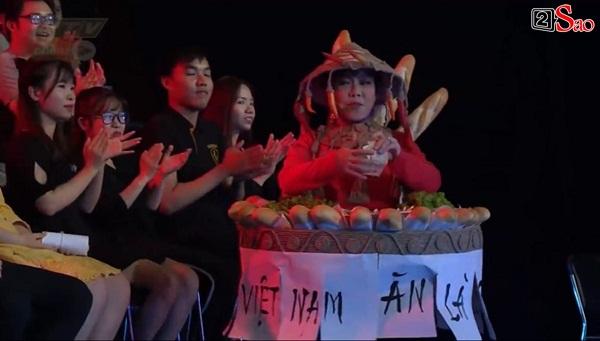 HÚ HỒN: Mặc quốc phục Bánh Mì y chang HHen Niê, Việt Hương cứ như đang thi Hoa hậu Hoàn vũ Thế giới-5