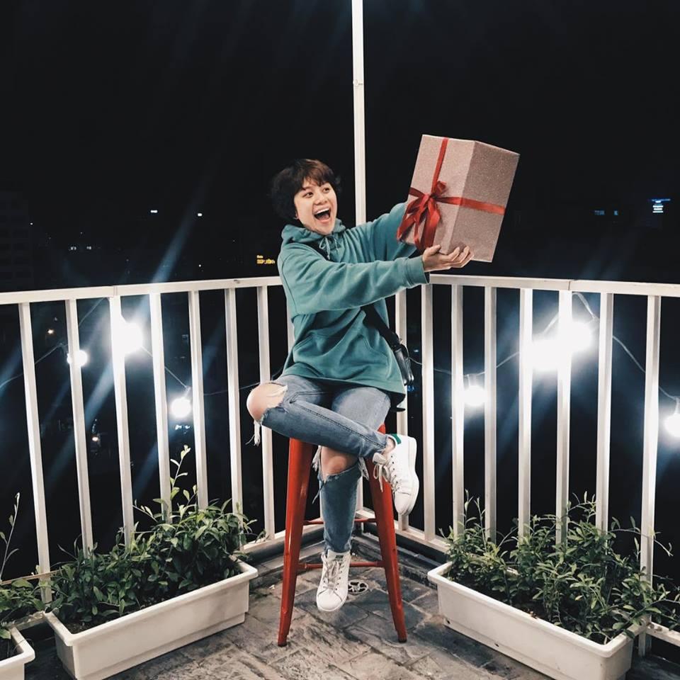 Fan chết đứ đừ trước nụ cười răng khểnh và phong cách tomboy trên phim lẫn ngoài đời của Ánh Dương Về nhà đi con-10