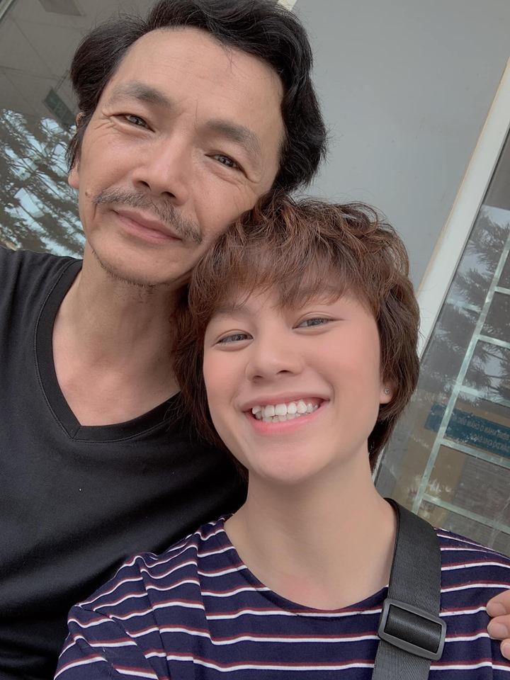 Fan chết đứ đừ trước nụ cười răng khểnh và phong cách tomboy trên phim lẫn ngoài đời của Ánh Dương Về nhà đi con-1