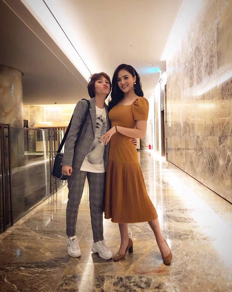 Fan chết đứ đừ trước nụ cười răng khểnh và phong cách tomboy trên phim lẫn ngoài đời của Ánh Dương Về nhà đi con-4