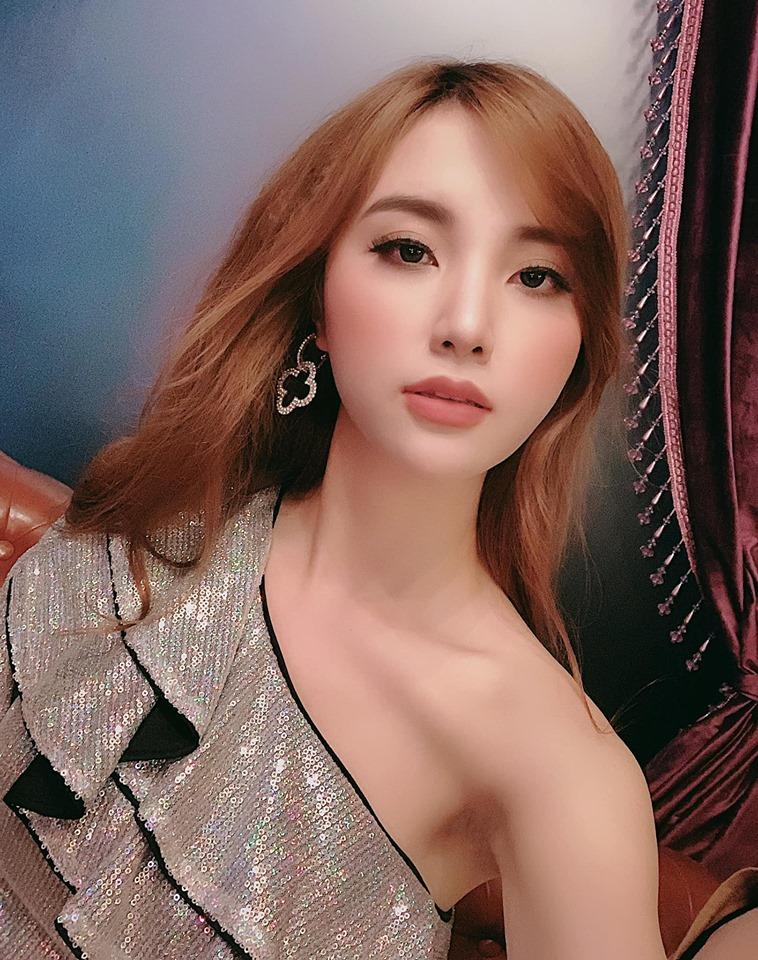 Hotgirl tài năng Khánh Vy bị các em học sinh vây kín không chừa một lối tại trường THPT Ngô Quyền-3