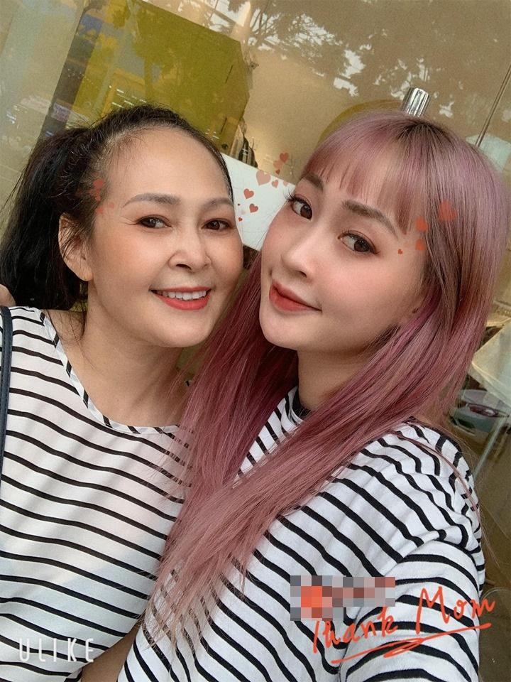 Hotgirl tài năng Khánh Vy bị các em học sinh vây kín không chừa một lối tại trường THPT Ngô Quyền-7