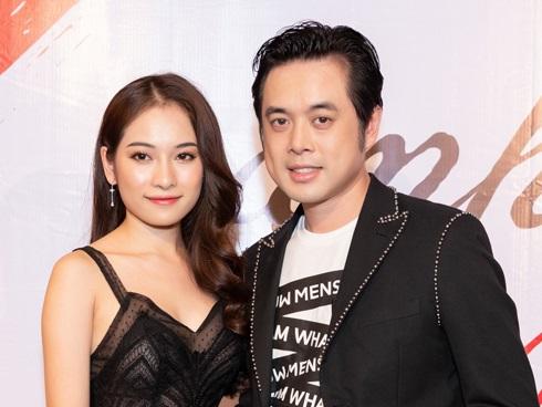 Tấm thiệp mời trên bàn, thời gian địa điểm tổ chức đám cưới Dương Khắc Linh - Sara Lưu đã rất rõ ràng-5