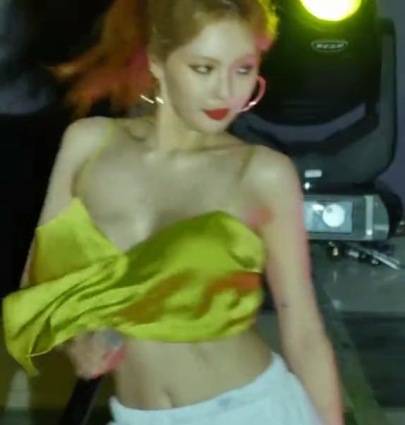 Ăn mặc thiếu vải lại quẩy quá sung, nữ hoàng sexy HyunA lộ vùng nhạy cảm ngay trong lúc biểu diễn-5