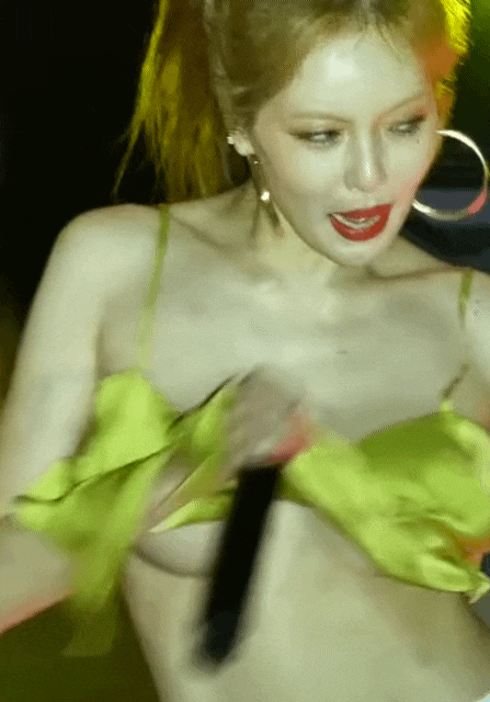 Ăn mặc thiếu vải lại quẩy quá sung, nữ hoàng sexy HyunA lộ vùng nhạy cảm ngay trong lúc biểu diễn-1