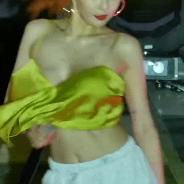Ăn mặc thiếu vải lại quẩy quá sung, nữ hoàng sexy HyunA lộ vùng nhạy cảm ngay trong lúc biểu diễn-2