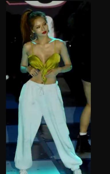 Ăn mặc thiếu vải lại quẩy quá sung, nữ hoàng sexy HyunA lộ vùng nhạy cảm ngay trong lúc biểu diễn-8