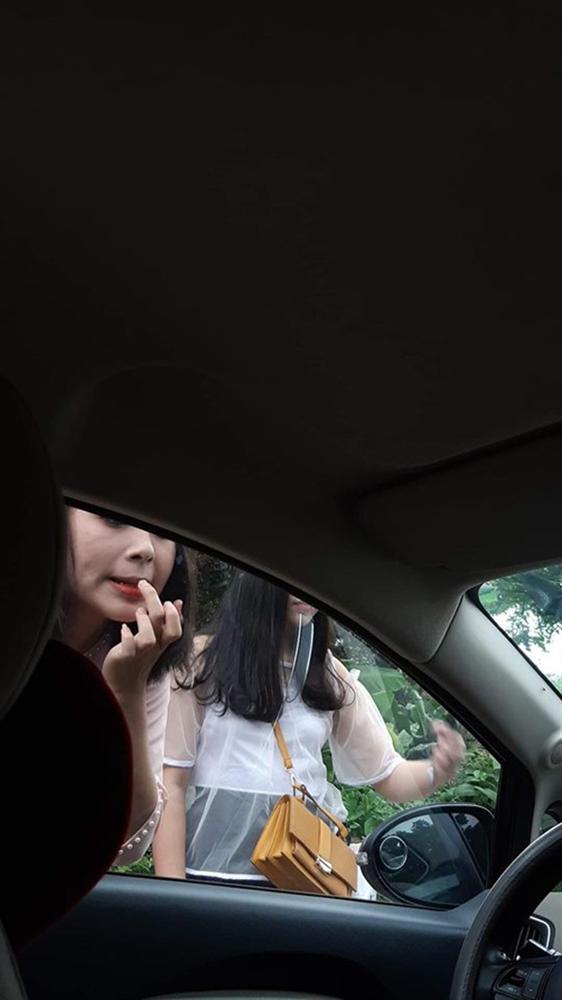 Gái xinh hồn nhiên trang điểm trước gương ô tô, tài xế tưởng vớ được khách sộp, dân mạng lại dáo dác truy tìm-2