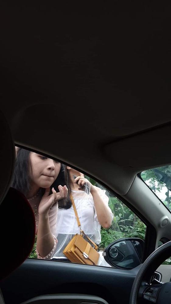 Gái xinh hồn nhiên trang điểm trước gương ô tô, tài xế tưởng vớ được khách sộp, dân mạng lại dáo dác truy tìm-3