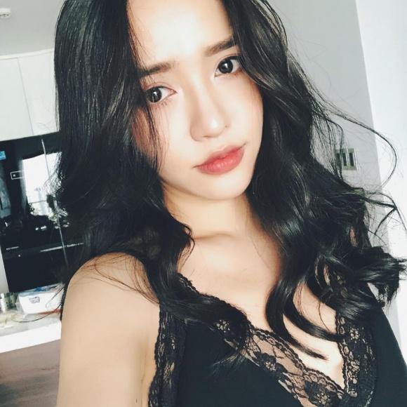 Bích Phương mặc bikini khoét hông siêu cao nhưng mọi sự chú ý lại va vào vòng 1 như mướp hương-9