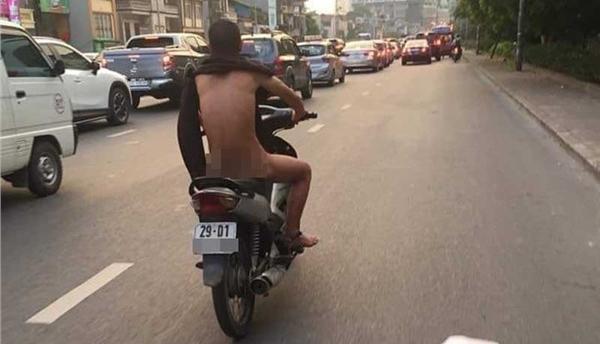 Giữa đường phố Hà Nội nóng như rang tới hơn 50 độ C, người đàn ông trần truồng chạy xe khiến ai nhìn cũng sốc toàn tập-1