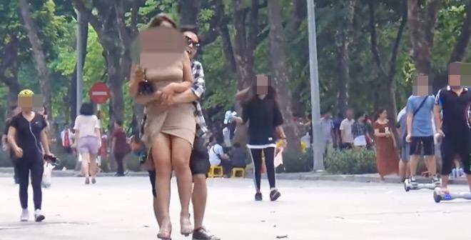 Thanh niên gây tranh cãi khắp MXH khi bất ngờ xông đến ôm hàng loạt cô gái trẻ trên phố đi bộ Hà Nội-1