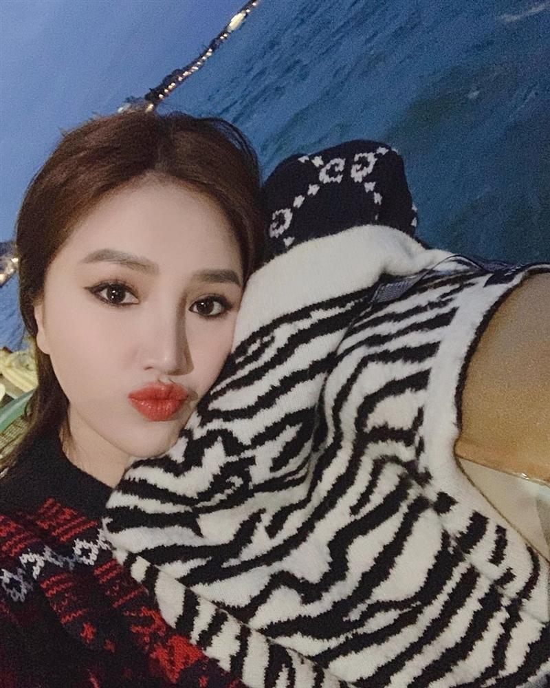 Sau tin chia tay Vĩnh Thụy, Hoàng Thùy Linh bất ngờ tiết lộ đang chờ người yêu đi mua sắm-3