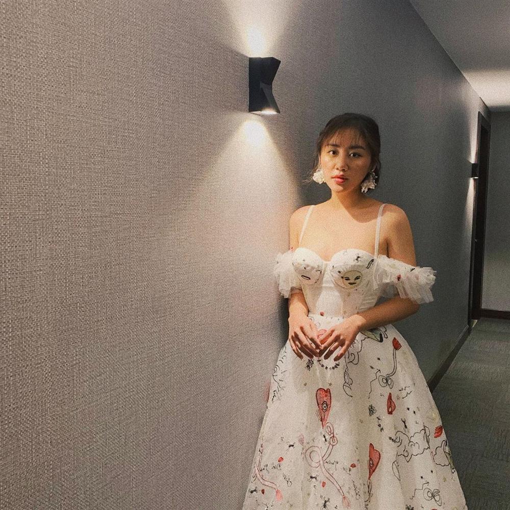 Sau tin chia tay Vĩnh Thụy, Hoàng Thùy Linh bất ngờ tiết lộ đang chờ người yêu đi mua sắm-10