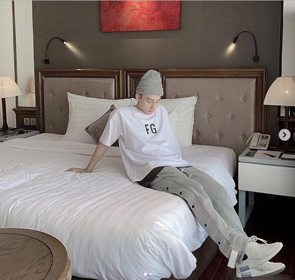 Sơn Tùng MTP khiến Sky phát ngốt với combo quần nỉ mũ len giữa cái nóng 40 độ ở Hà Nội-2