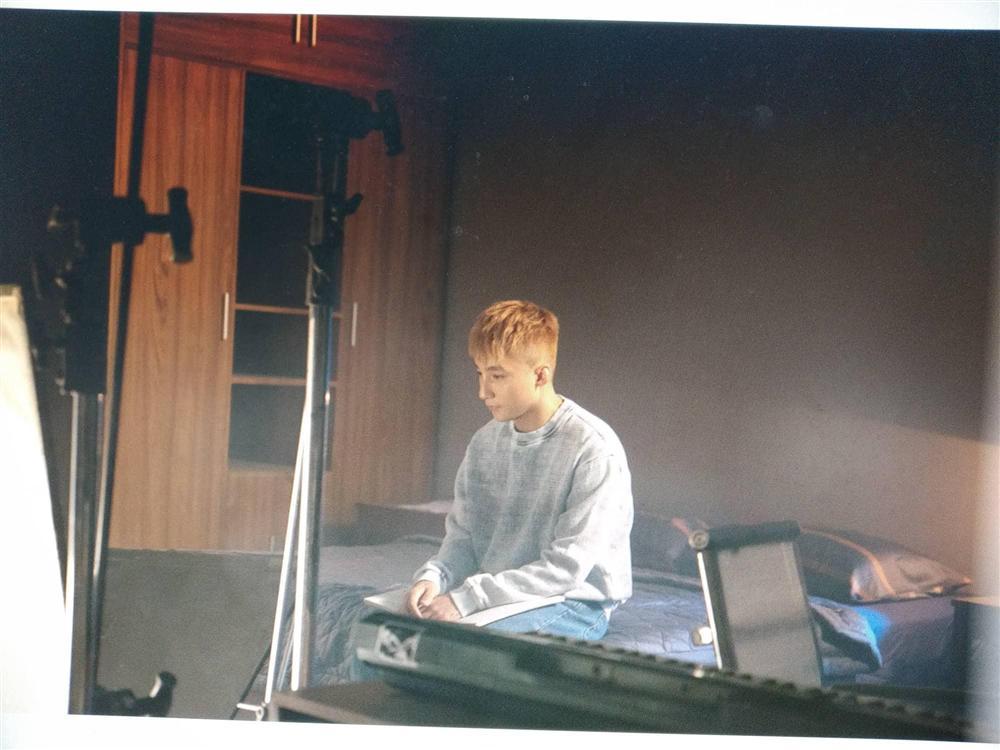 Sơn Tùng MTP khiến Sky phát ngốt với combo quần nỉ mũ len giữa cái nóng 40 độ ở Hà Nội-4