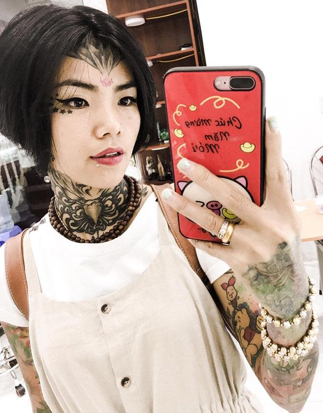 Cô gái xăm trổ bị người lớn bĩu môi giữa phố giờ ra sao?-2