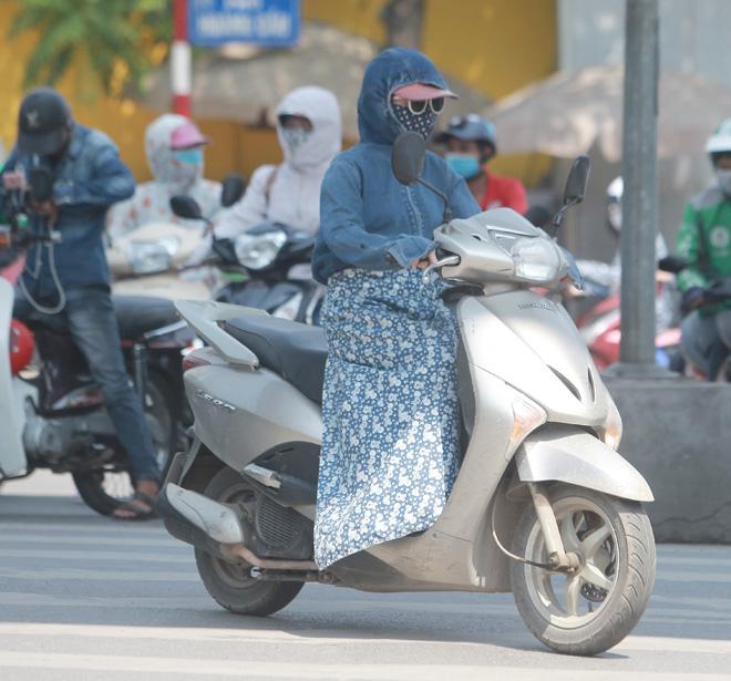 Nắng 45 độ, chị em Hà thành bịt một lúc 2 - 3 khẩu trang, quấn chăn kín mít-1